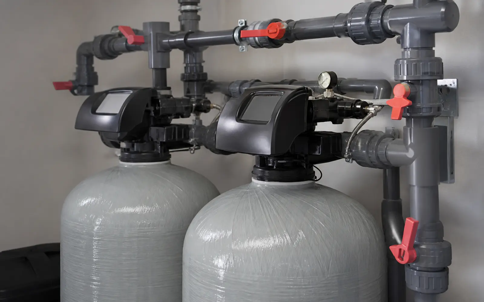 Commercial water softener control valves and treatment tanks
